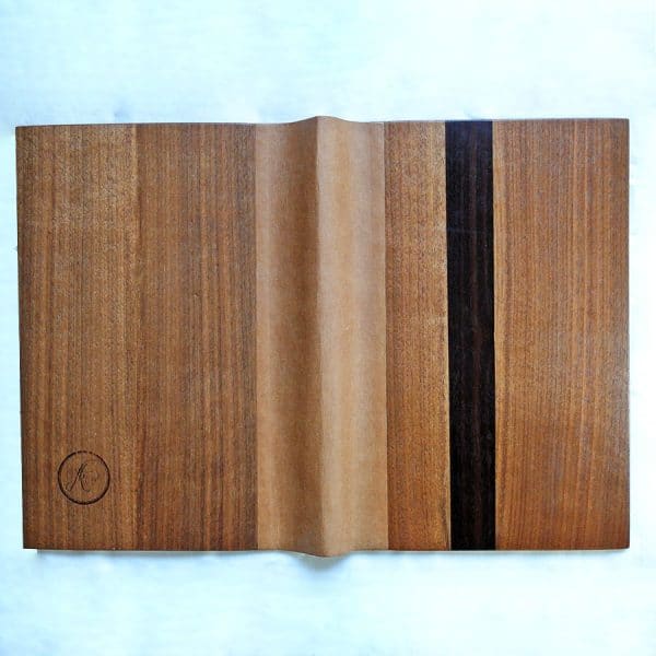Der edle Einband "BlueStar" von fk crafts für A5-Formate besteht aus europäischem Nussbaumfurnier, Makassar-Ebenholz und einem veganen Innenleder