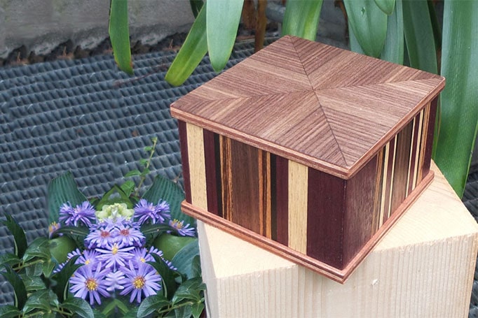 große Kiste, verziert mit Streifenmustern aus Holz