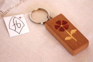 Schlüsselanhänger aus Holz mit Blumenmotiv