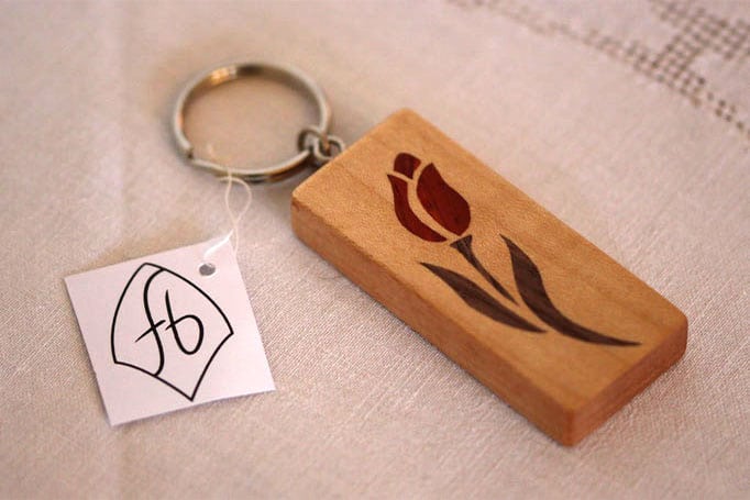 Schlüsselanhänger aus Holz mit Tulpe