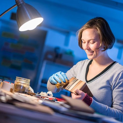 Intarsienschneiderin Fanny Bracke bei der Arbeit